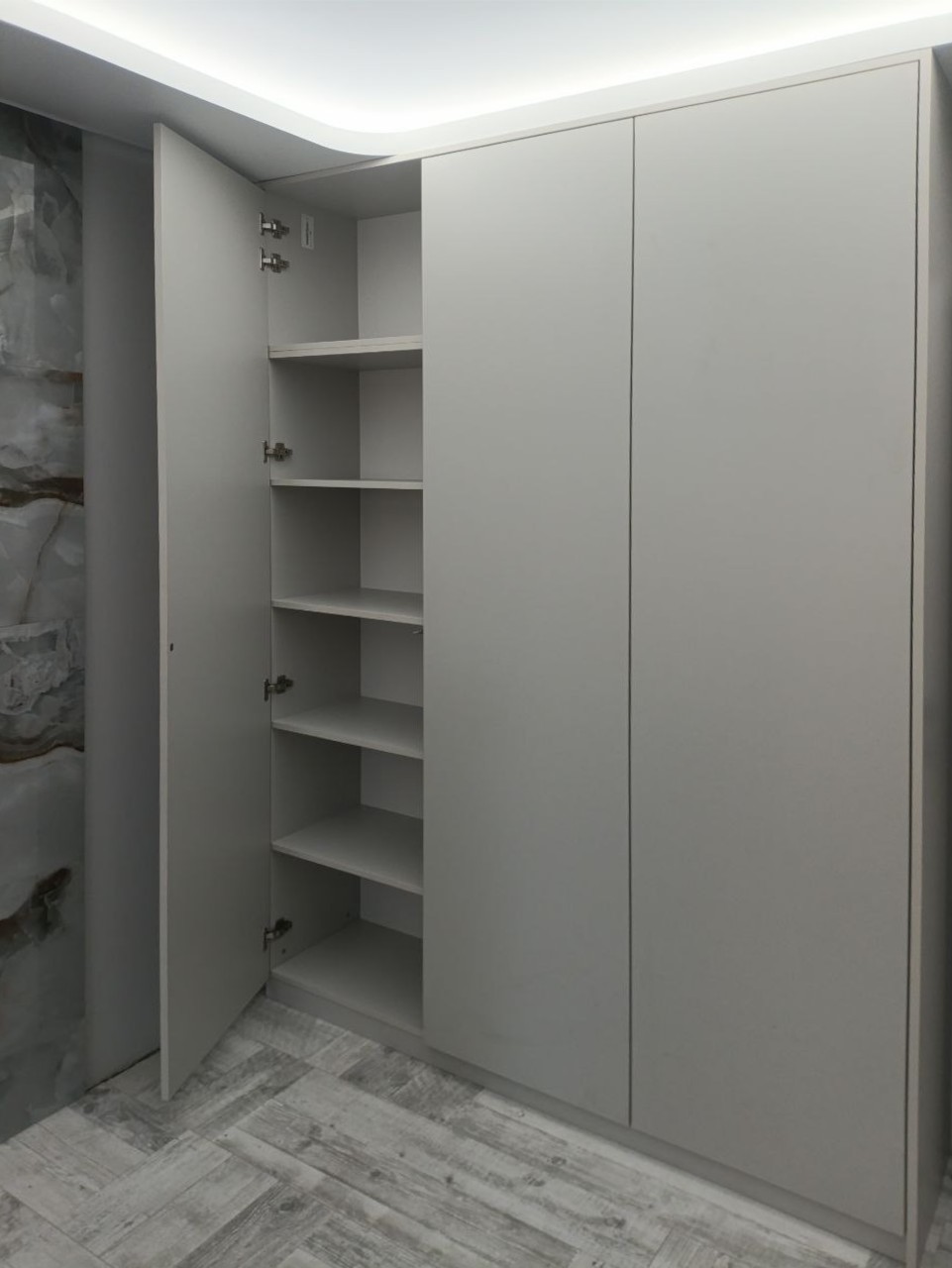 Встроенные шкафы во всю стену — минимализм и максимум хранения, Гомель, Добруш